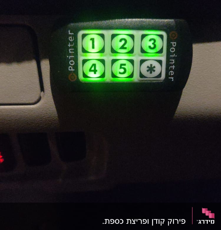 לוח מקשים מואר עם מספרים וכוכבית ברכב
